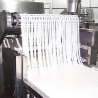 鲜河粉机成套设备_鲜河粉自动生产线_鲜米皮鲜粿条鲜粉皮生产线