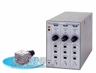製品写真（NP-3560A ３軸加速度検出器と PS-1300 センサアンプ）