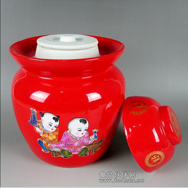 中国红陶瓷泡菜罐